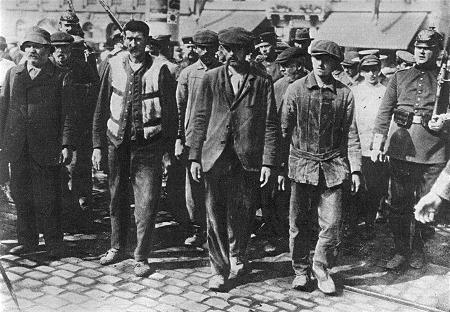 Gefangene franzsische Freischrler auf dem Weg zum Kriegsgericht