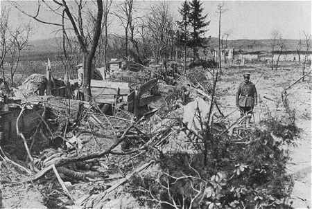 Die 1. Weltkrieg: Der erstrmte starke russische Stellung an der Friedhofsmauer von Gorlice