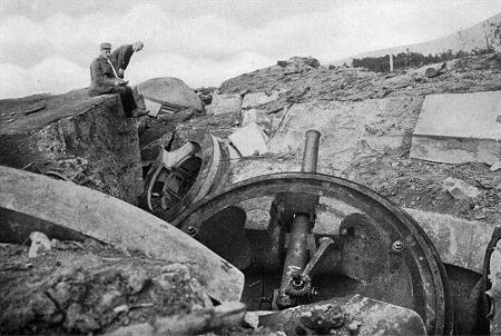 Ein durch sterreichisch-ungarische schwere Artillerie vernichtetes Panzerwerk der Festung Przemysl