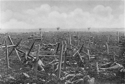 Der 1. Weltkrieg: Gefallene Englnder vor den deutschen Stellungen zwischen La Basse und Armentires am 9. Mai 1915