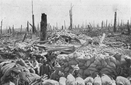 Westfront Erster Weltkrieg: Eine eroberte franzsische Stellung im Priesterwald nach der Einnahme