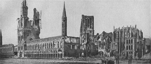 Westfront 1. Weltkrieg: Die Zerstrte Tuchhalle und die Kathedrale von Ypern