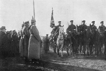 Kaiser Wilhelm II. und Zar Ferdinand nehmen in Nisch die Parade bulgarischer Kavallerie ab