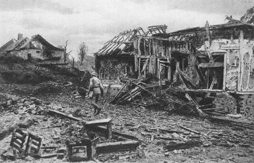 Westfront 1. Weltkrieg: Die Hindenburgstrae in Combles (Sommefront) nach dem Fall des Ortes