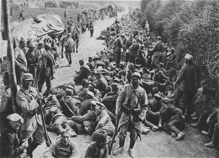 In der Sommeschlacht gefangene Deutsche rasten auf dem Wege in ein Kriegsgefangenenlager