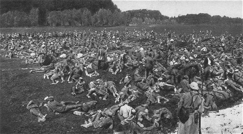Westfront 1. Weltkrieg: In der Sommeschlacht gefangene Deutsche in einem Lager bei Amiens