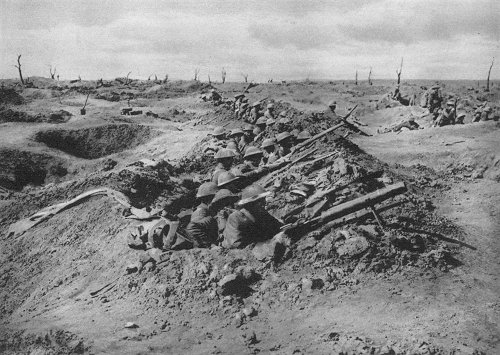 Englische Reserven im Trichtergelnde whrend des Angriffs auf Ginchy (Somme)