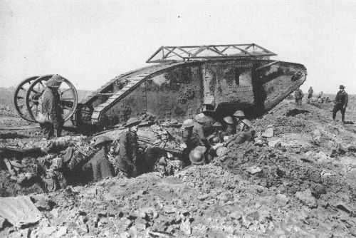 Der 1. Weltkrieg: Englischer Tank in der Sommeschlacht