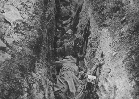 Westfront 1. Weltkrieg: Franzsische Reserven schlafen in einem Graben des Borrus-Waldes bei Verdun