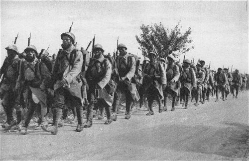 Erster Weltkrieg: Senegalschtzen auf dem Marsch an die Front bei Verdun