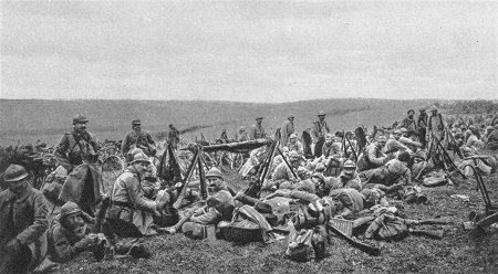 Die abgelste franzsische Besatzung des Fort Vaux vor Verdun rastet an einer Aufmarschstrae