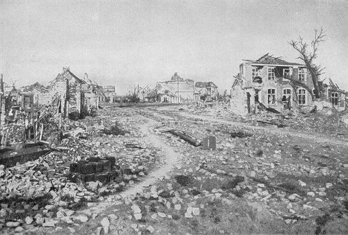 Flandern 1. Weltkrieg: Der Marktplatz des zerstrten Ortes Lombartzyde