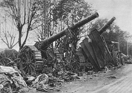 Italien 1. Weltkrieg: Erbeutete Geschtze an der italienischen Rckzugsstrae zwischen Isonzo und Piave