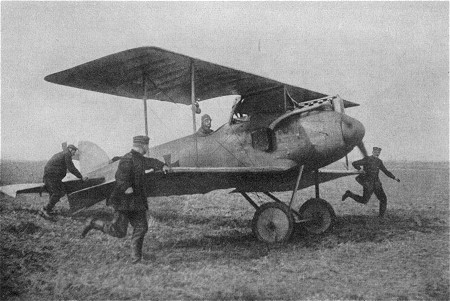 Der 1. Weltkrieg: Prinz Friedrich Karl von Preuen in seinem Flugzeug bei der Landung