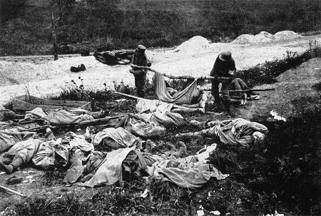 Westfront 1917: Deutsche Sanitter tragen nach der Schlacht bei Cambrai Gefallene zusammen