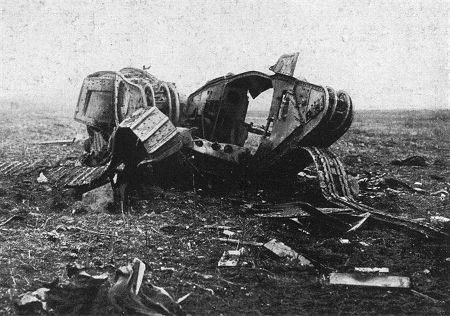 Westfront 1917: Im Vorgelnde des Bourlonwaldes bei Cambrai durch Volltreffer zerstrter englischer Tank