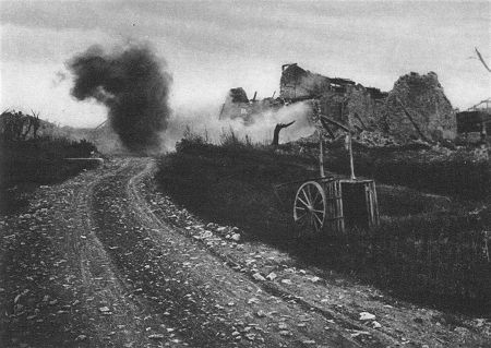 Westfront Erster Weltkrieg: Beschieung von Esnes bei Verdun whrend des franzsischen Angriffs 