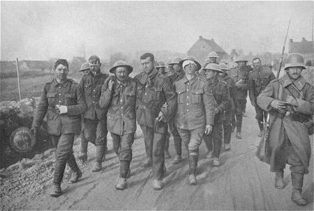 Westfront 1. Weltkrieg: In der Schlacht bei Arras gefangene Englnder werden zurckgebracht