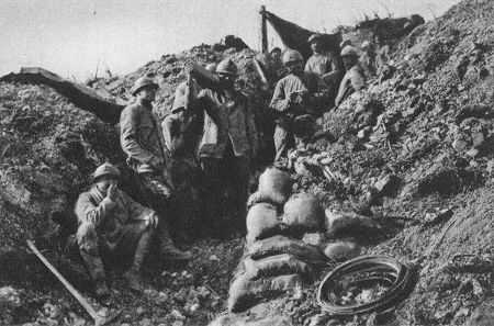 Franzsische Infanterie in einem Schtzengraben vor Verdun 