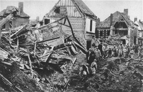 Westfront 1. Weltkrieg: Eine von deutschen Minen zerwhlte Strae in Roye
