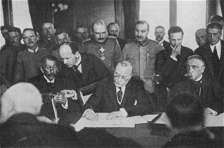 Unterzeichnung des Friedensvertrages von Bukarest durch den rumnischen Ministerprsidenten