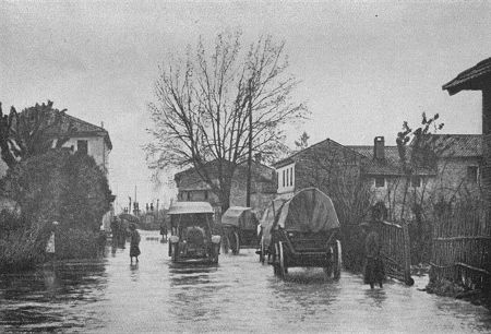 Italien 1. Weltkrieg: sterreichisch-ungarische Nachschubtruppen im berschwemmungsgebiet der Piave