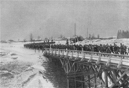 Der 1. Weltkrieg: Deutsche Truppen bei der berschreitung der Bahnlinie Riga - Petersburg