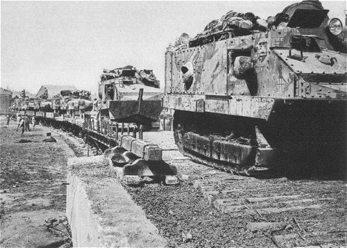 Der 1. Weltkrieg: Ankunft franzsischer Tanks auf einem Feldbahnhof an der Somme 