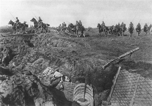 Die deutsche Offensive 1918: Deutsche Divisionskavallerie berschreitet nach dem Sturm die ersten englischen Grben